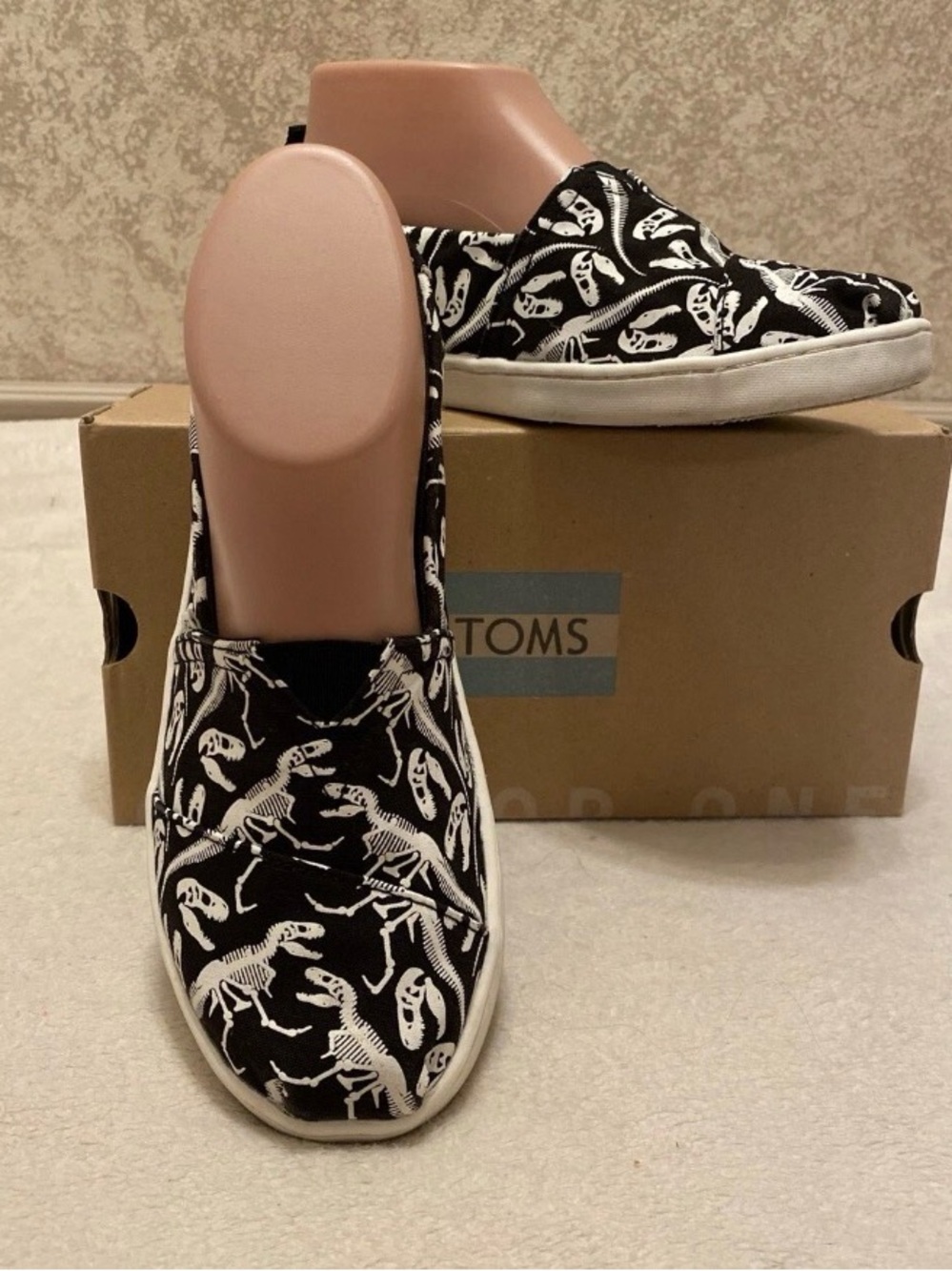 Toms Kids Black & White Glow In The Dark Dinosaur Flats . Women’s Size 6